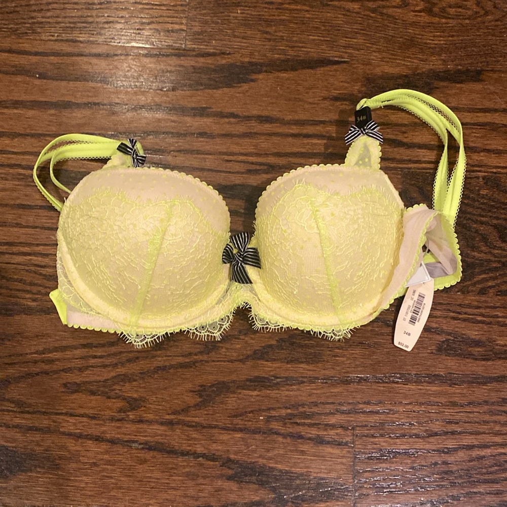 New with tags Victoria’s Secret lace bra size 34B